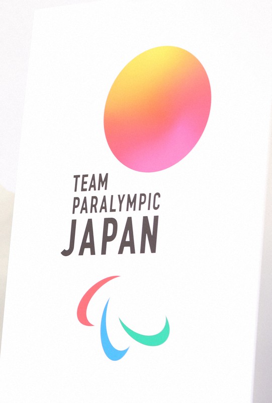 パラリンピック日本選手団のチームマーク=東京都中央区で、小川昌宏撮影