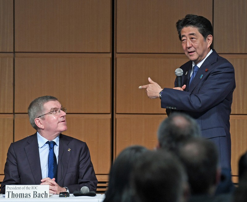 2020年東京五輪の1年前準備状況報告会で、あいさつする安倍晋三首相。左はバッハIOC会長=東京都千代田区の東京国際フォーラムで2019年7月24日、宮本明登撮影