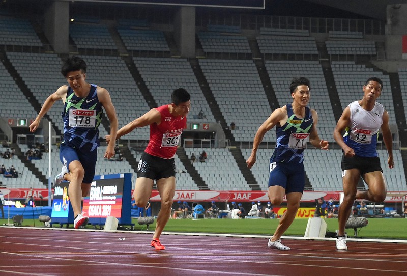 男子100メートル決勝、1位でフィニッシュする多田修平(左端)=ヤンマースタジアム長居で2021年6月25日、久保玲撮影