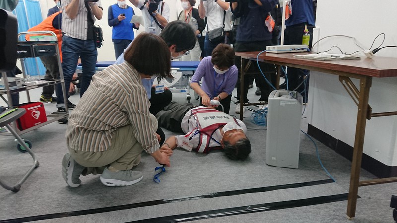接種後にアナフィラキシーで男性が倒れたとの想定で救急措置も行われた模擬訓練=神戸市中央区の神戸ハーバーランドセンタービルで2021年5月20日午後3時34分、山本真也撮影