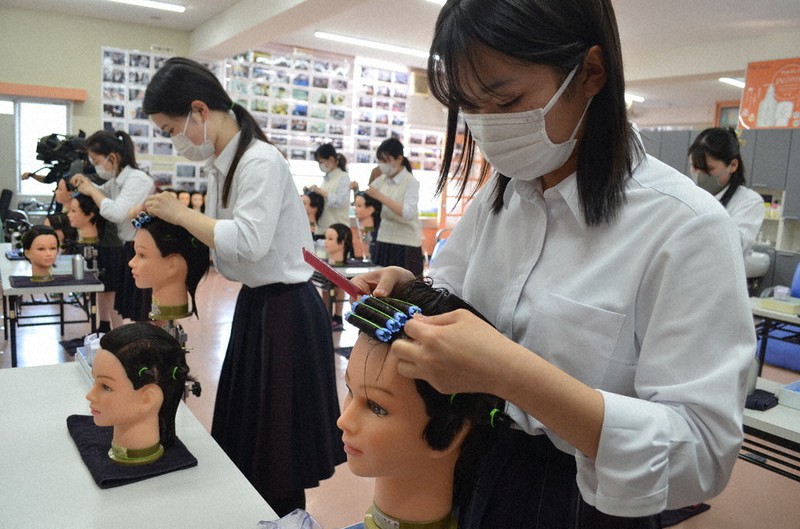美容師技術コン 伊東さんが 1位 伊賀 あけぼの学園 三重 毎日新聞