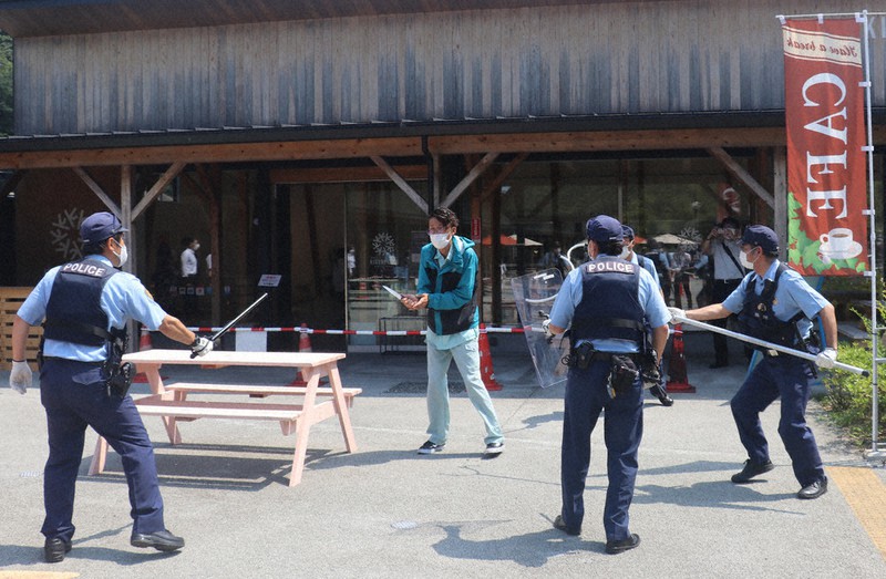 道の駅でテロ対処訓練 従業員、署員ら40人参加 かつらぎ ／和歌山 毎日新聞