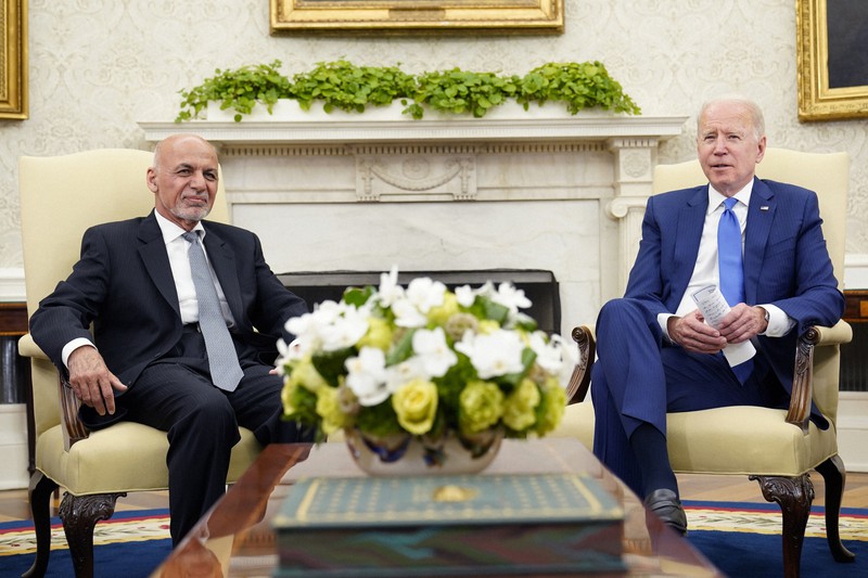 ホワイトハウスで会談するバイデン米大統領(右)とアフガニスタンのガニ大統領=米国の首都ワシントンで2021年6月25日、AP