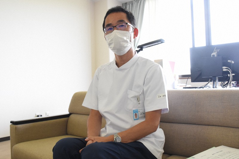 インタビューに応じた土居正典氏=神戸市西区の神出病院で2021年6月17日午後1時9分、韓光勲撮影