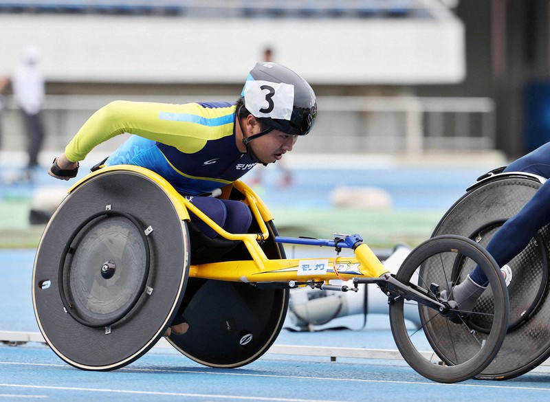 男子1500メートル(車いすT52)で非公認ながら自らの世界記録を上回った佐藤友祈=東京・駒沢陸上競技場で2021年6月26日、幾島健太郎撮影