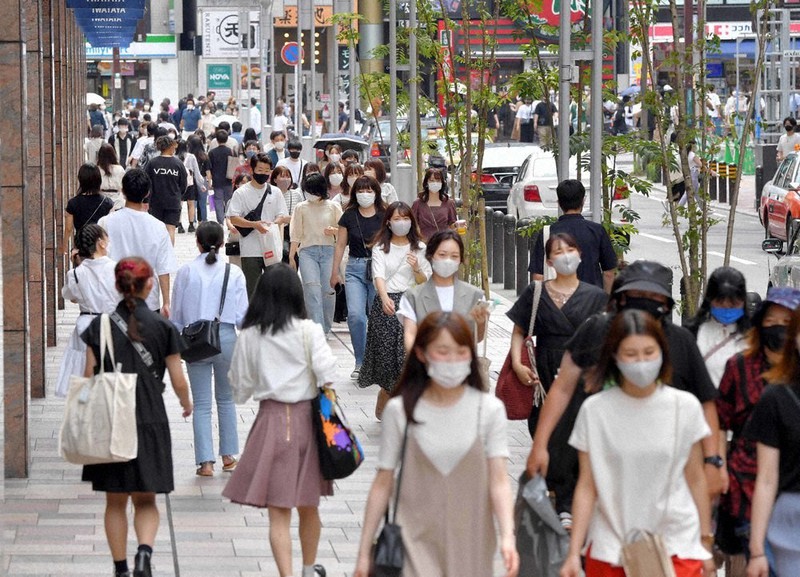 緊急事態宣言が解除された後、迎えた初の週末に福岡市内を歩く人たち=福岡市中央区で2021年6月26日午後2時36分、平川義之撮影