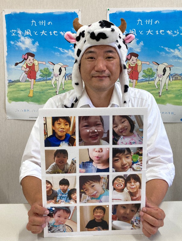 牛乳ヒゲの写真を紹介する九州生乳販連の職員＝同販連提供