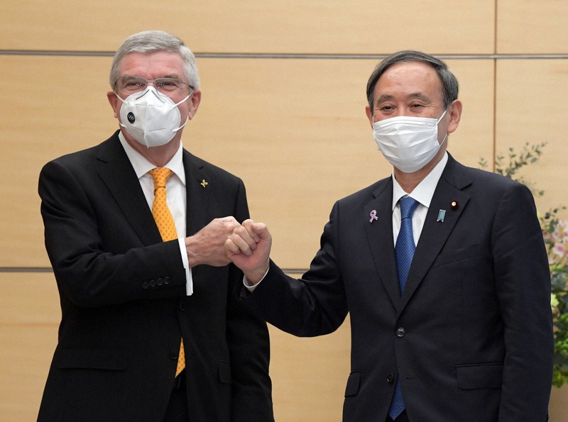 会談前に「グータッチ」をする菅義偉首相(右)とIOCのトーマス・バッハ会長=首相官邸で2020年11月16日午前11時17分、竹内幹撮影