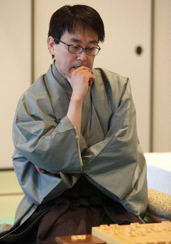 名人戦第5局に臨む羽生善治竜王=名古屋市中区の万松寺で2018年5月29日午後1時23分、兵藤公治撮影