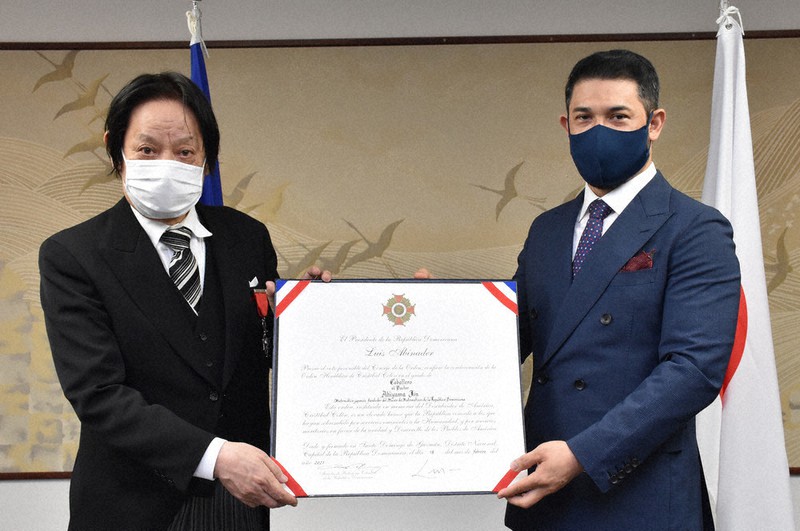 秋山仁さん(左)