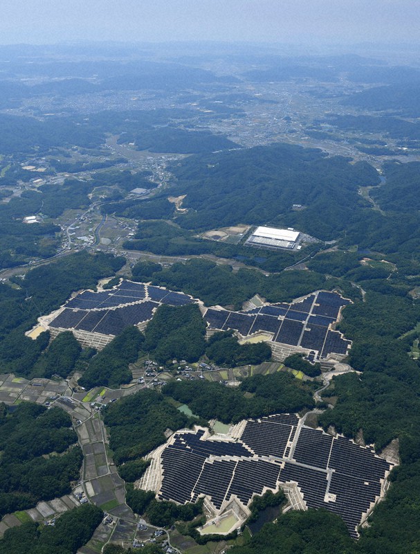 岡山県赤磐市では、東京ドーム17個分に相当する82ヘクタールに敷き詰められた太陽光パネルが設けられている=1日、本社ヘリから木葉健二撮影