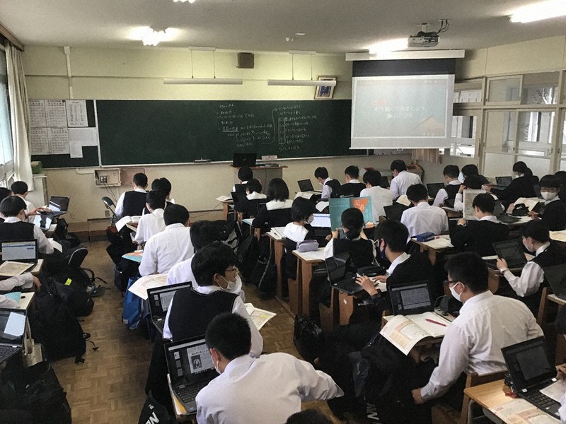 記者トレに取り組む愛光高の2年生=同校提供