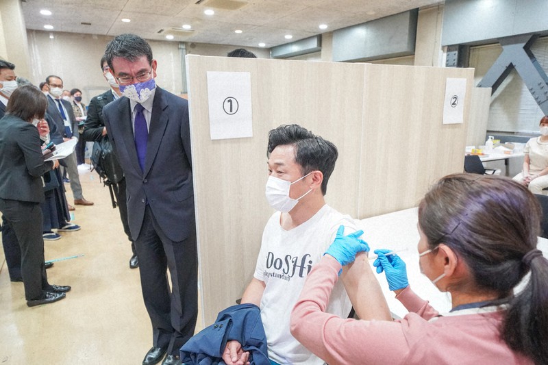 河野太郎担当相 吉本興業視察 若者の接種促進に力を借りたい 毎日新聞