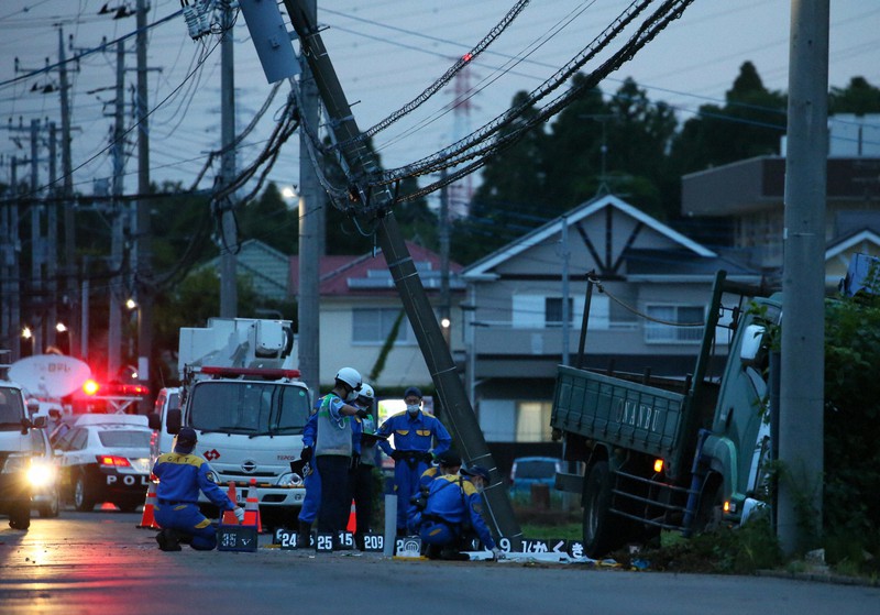 事故現場を調べる千葉県警の捜査員ら。奥には倒れた電柱が見える＝千葉県八街市で2021年6月28日午後6時59分、小川昌宏撮影