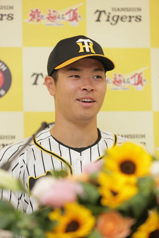 佐藤輝明 2021年　ルーキー　甲子園初ホームラン記念　直筆サイン　写真 佐藤輝明 2021年 ルーキー 甲子園初ホームラン記念 直筆サイン