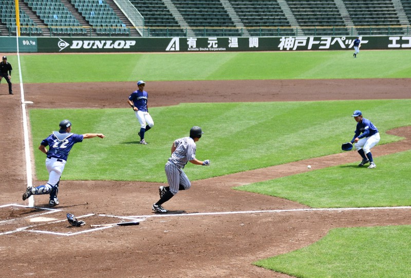 日本選手権開幕を前に内野天然芝でプレーする出場選手たち=神戸市のほっともっとフィールド神戸で2021年6月24日午後0時39分、伝田賢史撮影