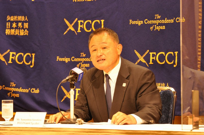 日本外国特派員協会で記者会見する日本オリンピック委員会の山下泰裕会長=東京都千代田区で2021年6月28日午後1時9分、岩壁峻撮影