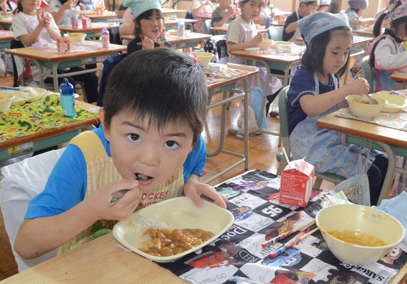 街角 苫小牧で給食に ホッキカレー 北海道 毎日新聞