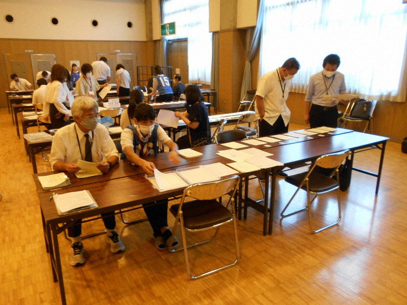 審査会で小中高校生の力作を一つ一つチェックする役員ら=埼玉県杉戸町で2021年6月23日(県書写書道教育連盟提供)