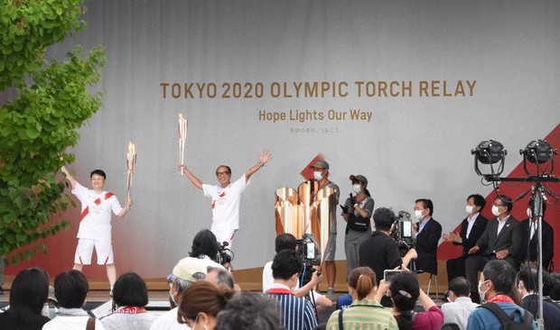 東京2020＋1：県内1日目 つなぐ聖火 藤沢で点火、90人トーチキス