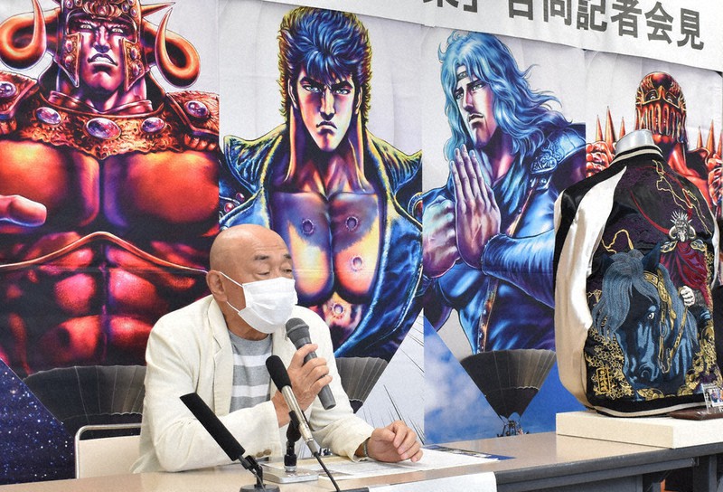 原作展への思いを語る武論尊さん。右は北斗の拳のキャラクターが描かれたスカジャン=長野県佐久市佐久平駅南の佐久平交流センターで2021年6月27日、坂根真理撮影