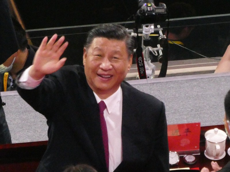 記念公演の観劇を終え、観客に向かって笑顔で手を振る習近平・中国共産党総書記=北京市内で2021年6月28日、米村耕一撮影