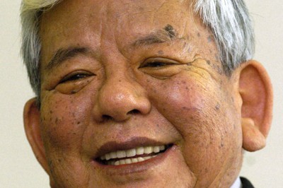 井上義国さん＝大阪市北区で2005年2月21日、小関勉撮影