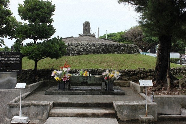 沖縄戦の戦没者を葬った「魂魄の塔」。遺骨は移されたが、今も遺族らが花を手向ける=沖縄県糸満市で2021年6月21日、栗原俊雄撮影