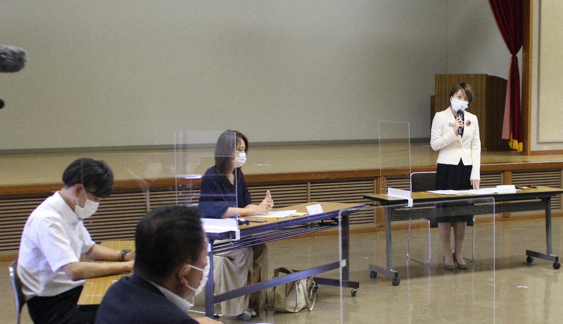 屋内施設での阿波踊り開催方針が打ち出された関係団体の会議であいさつする内藤佐和子・徳島市長(右端)=徳島市役所で2021年6月29日午後3時20分、三野雅弘撮影