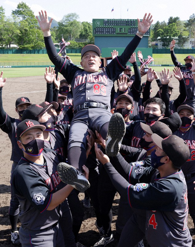 社会人野球日本選手権初出場を決め、選手らに胴上げされる北海道ガスの清水隆一監督(中央)=札幌市中央区の札幌円山球場で6月5日、貝塚太一撮影