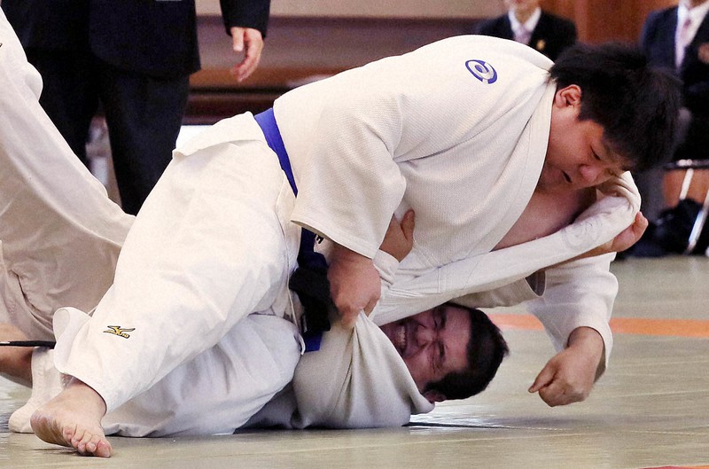 2019年12月の全日本大会男子100キロ超級で優勝した正木健人(上)=講道館で2019年12月8日、幾島健太郎撮影