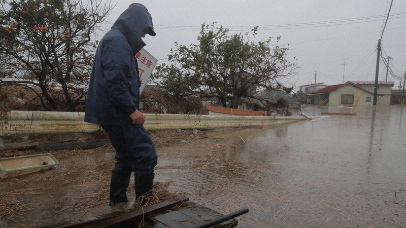 2019年台風19号で吉田川が氾濫し、浸水した住宅地を見つめる男性=宮城県大崎市鹿島台で2019年10月、和田大典撮影