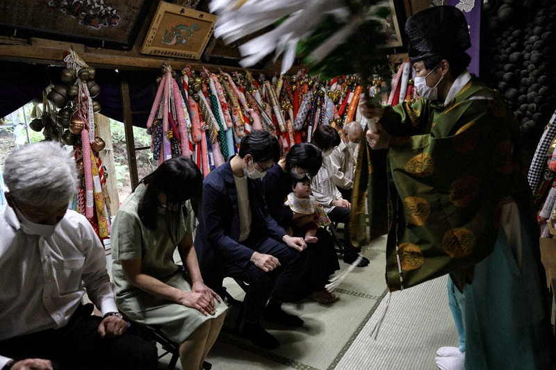 赤ちゃんの健やかな成長を願い祈祷を受けるご家族=秋田県大仙市の唐松神社で2021年5月撮影