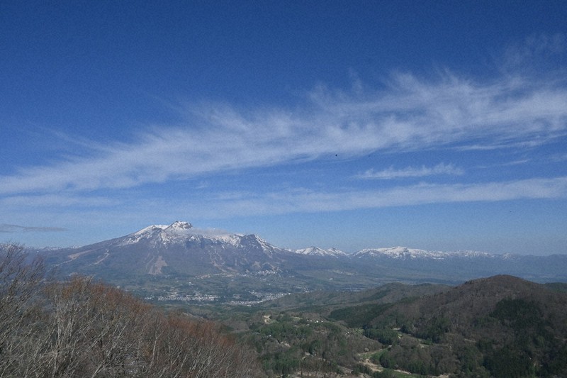 斑尾山の山頂近くから望む妙高山=2021年5月6日午前8時18分、去石信一撮影