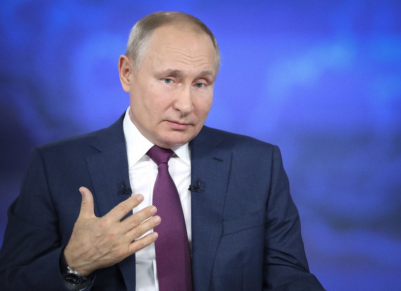 国民の質問に答えるテレビ番組に出演するプーチン露大統領=モスクワで2021年6月30日、AP