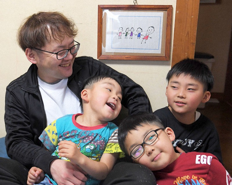 熊本地震 3人の息子 親は俺だけ その1 乳がん発見遅れ 妻は逝った 毎日新聞 熊本地震 3人の息子 親は俺だけ その1 乳がん発見遅れ 妻は逝った 毎日新聞