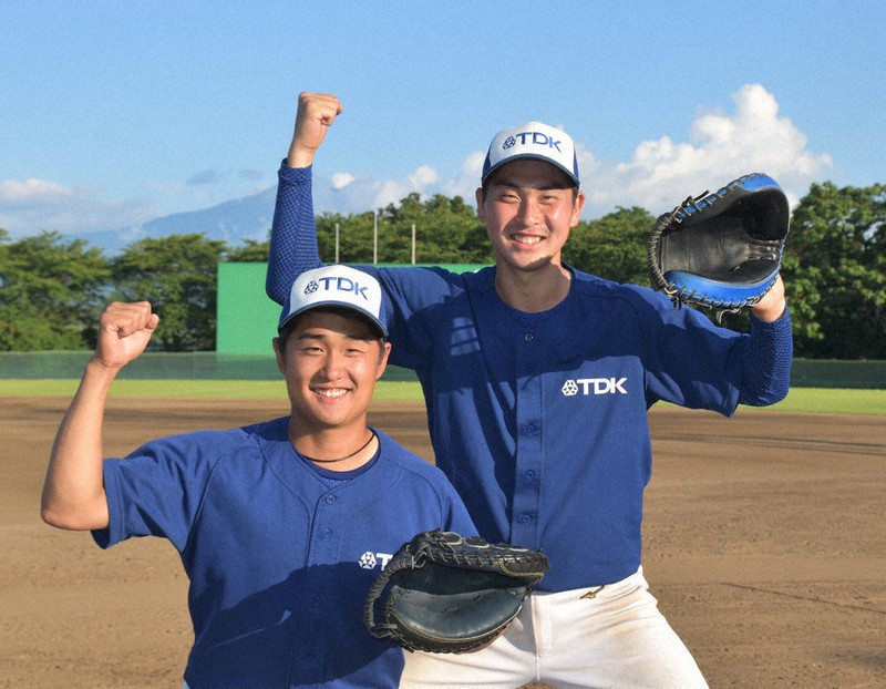 捕手の佐藤哲矢(右)と奥村幸太=秋田県にかほ市で2021年6月17日、下河辺果歩撮影