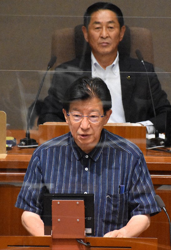 「リニアの進め方について一度、立ち止まって見直すべき時期だ」と述べた川勝平太知事(手前)=静岡県議会で2021年6月30日、山田英之撮影