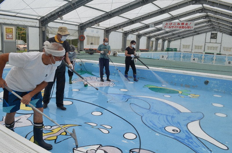 シーズン前に大掃除 伊賀市営2プール 事前予約制で開設 三重 毎日新聞
