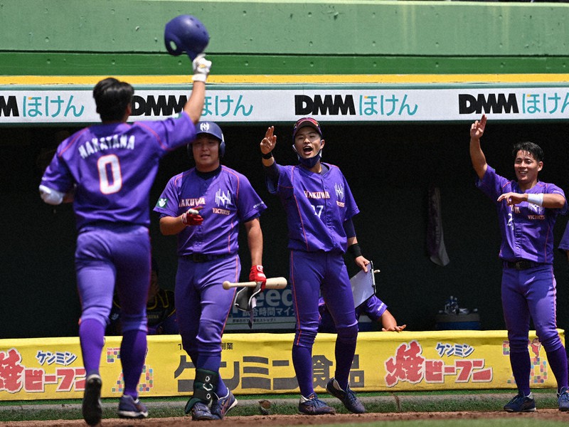 【三菱重工East-伯和ビクトリーズ】一回裏伯和ビクトリーズ2死、本塁打を放った中山を迎える選手たち=ほっともっとフィールド神戸で、山田尚弘撮影