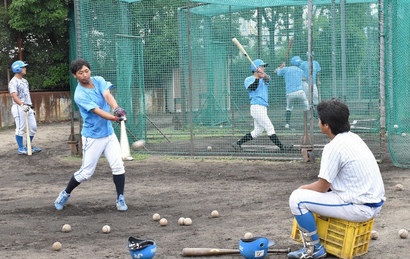打撃練習をするJR四国の選手ら=香川県高松市朝日町の野球部グラウンドで、川原聖史撮影