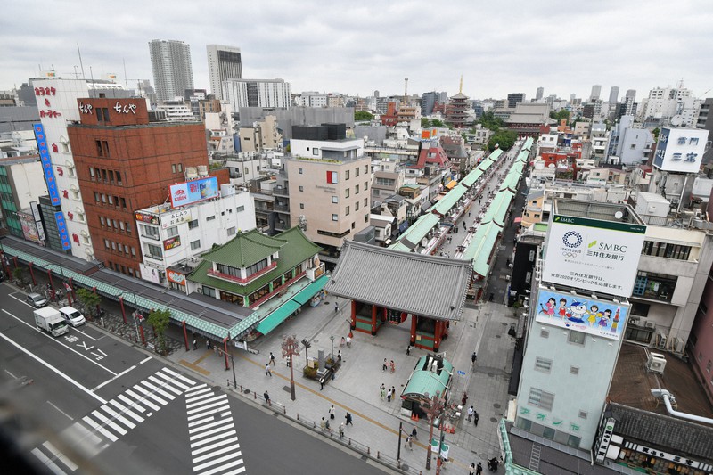 路線価が下落に転じた東京都台東区浅草1の雷門通り(左下)=宮間俊樹撮影