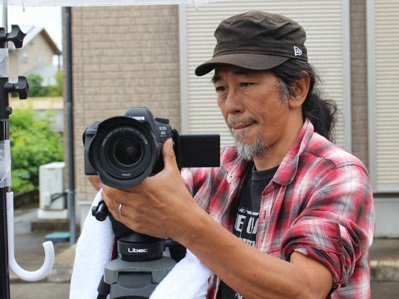 浪江町を連日訪れ、浪江小の解体の様子を記録する中筋純さん=福島県浪江町権現堂で2021年6月23日午後4時52分、尾崎修二撮影