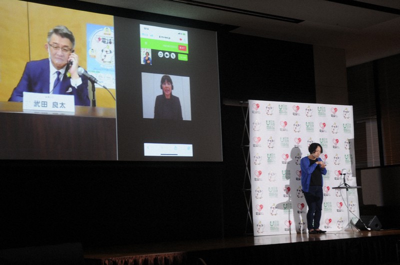 電話リレーサービス開始セレモニーで披露された初通話。聴覚障害のある女性(右)の手話をオンラインでオペレーター(中央)が通訳し、武田良太総務相(左)に音声で伝えた=東京都千代田区で2021年7月1日午前10時31分、谷本仁美撮影