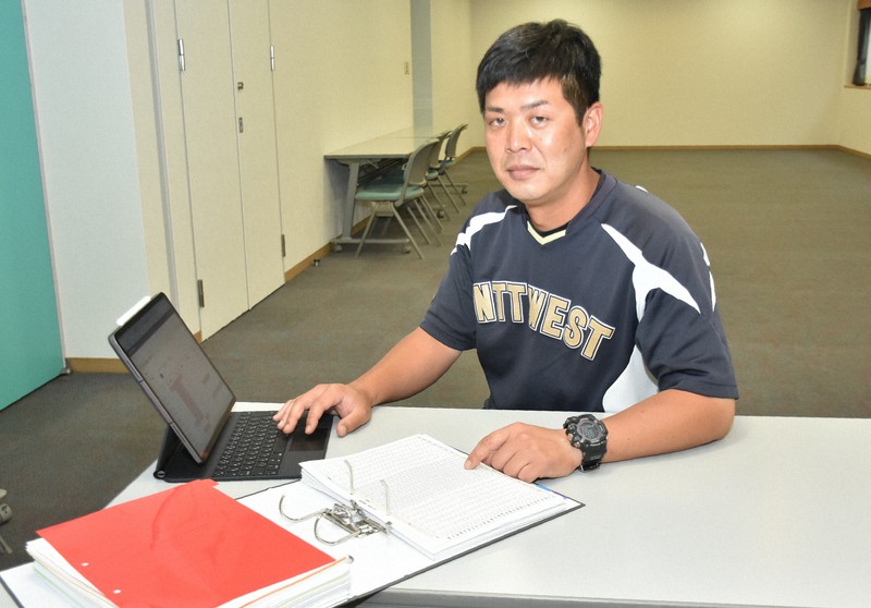 NTT西日本の各選手のコンディションをまとめたデータを活用する沖浦良一トレーナー=京都府久御山町で2021年6月18日午後3時7分、園部仁史撮影