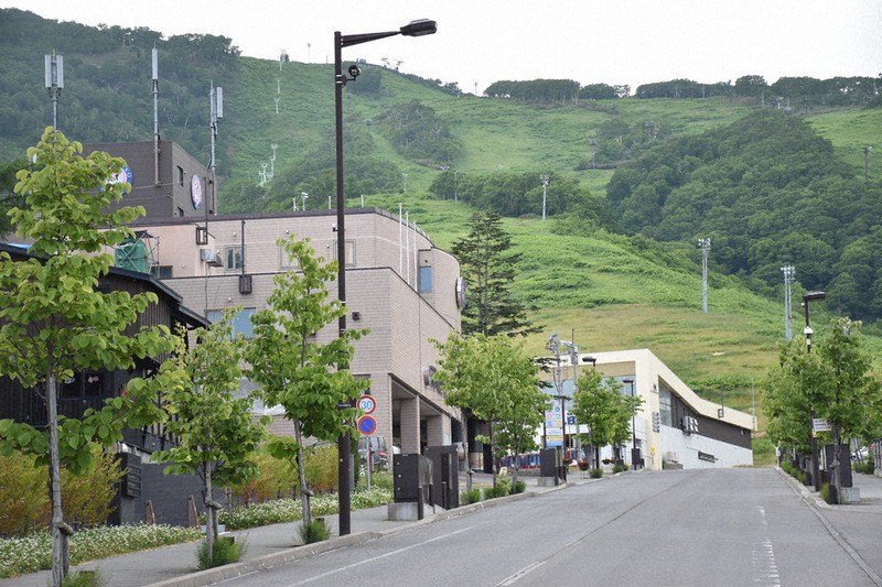 昨年まで路線価の上昇率が6年連続全国トップから、今年は横ばいとなった道道ニセコ高原比羅夫線通り=北海道俱知安町で2021年6月30日、真貝恒平撮影