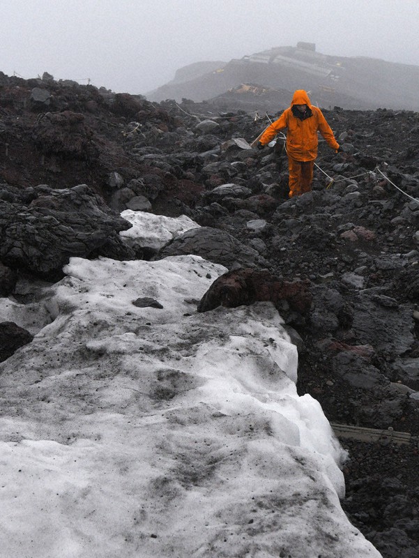 富士山 開山待ちわび 頂上へ 2年ぶり 雨とみぞれ ご来光拝めず 山梨 毎日新聞