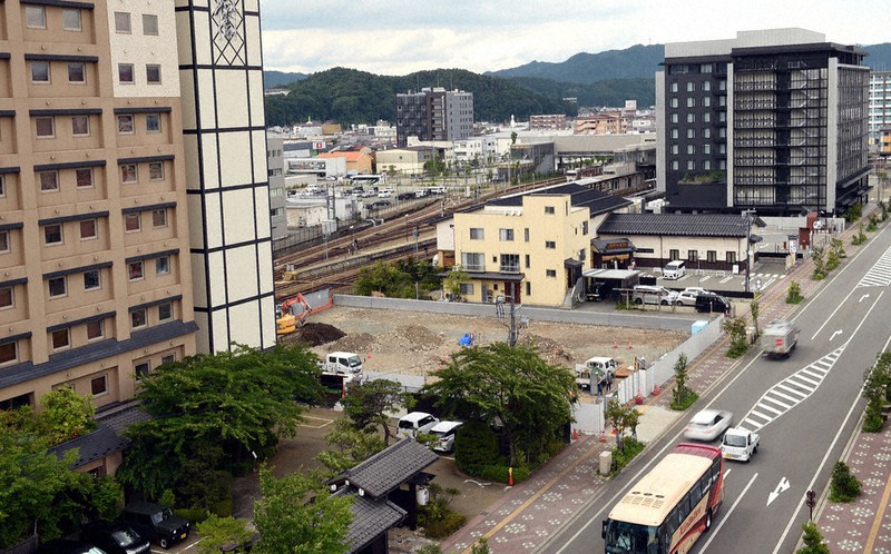 6月にホテルの建設工事が始まったJR高山駅近くの空き地。東京の業者が感染の収束を見据えて手掛ける=岐阜県高山市花里町4で2021年6月28日、大竹禎之撮影