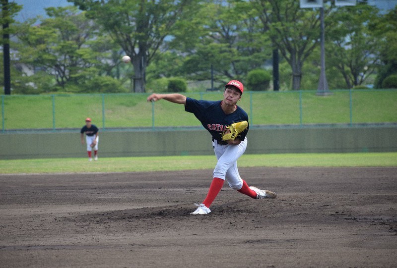 試合形式で練習する聖カタリナ学園の選手ら=愛媛県伊予市のしおさい公園野球場で、斉藤朋恵撮影