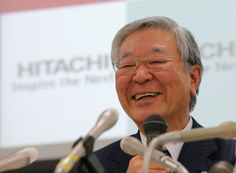 日立製作所会長として記者会見に臨む中西さん=東京都千代田区で2015年2月、長谷川直亮撮影